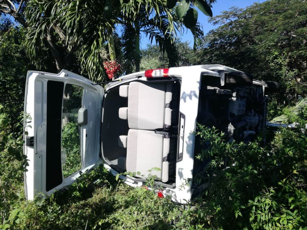 Van turística sufre volcadura en Playa, mujer resulta herida