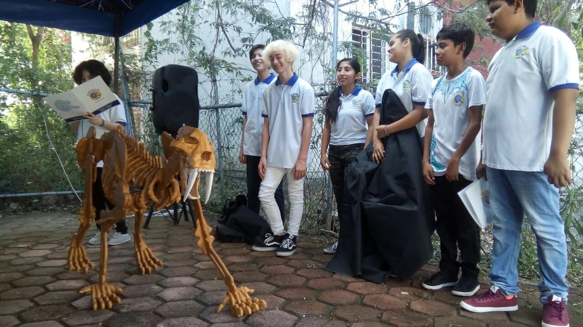 Alumnos de Cancún duplican ejemplar prehistórico