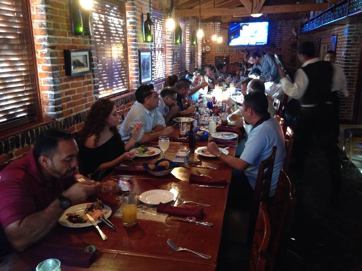 Cobijan amigos a Issac Janix