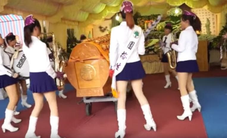 Buscan prohibir strippers en los funerales de China