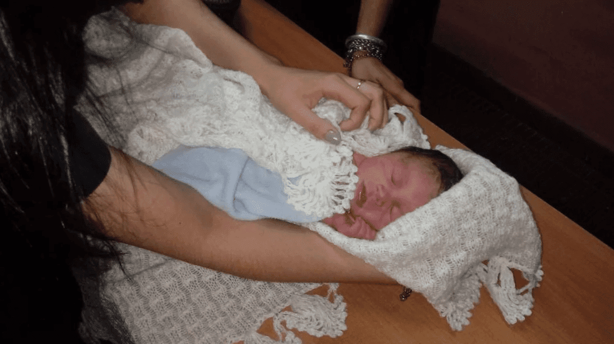 Meten a bebé a mochila y la abandonan en la basura