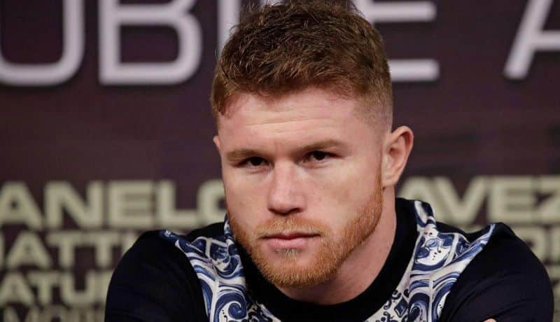 "Canelo" Álvarez da serenata a su novia en Cancún