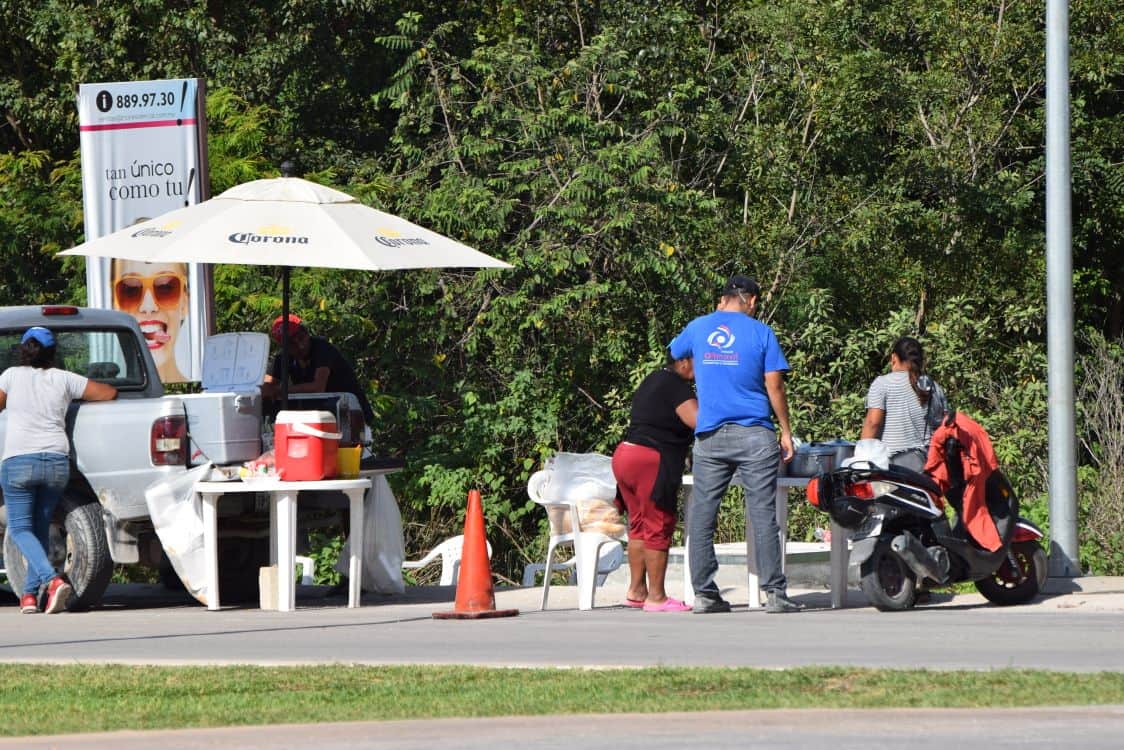 Ocupa ambulante carril de la Guayacán en Cancún