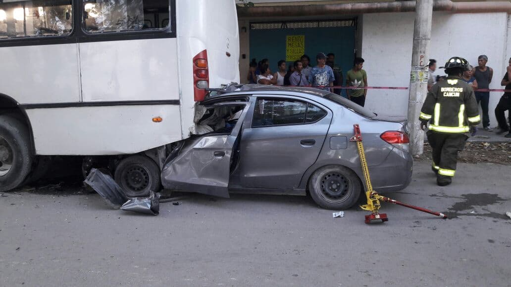 Muere copiloto entre los fierros de un carro
