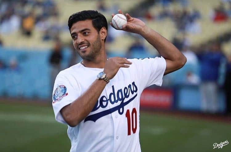 Carlos Vela lanza primera bola con los Dodgers