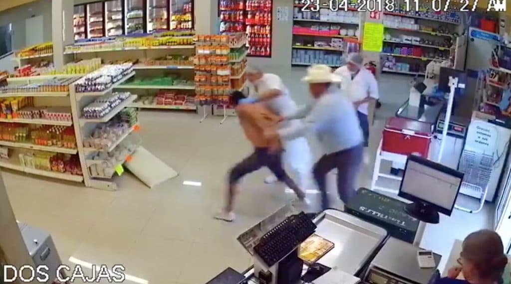 Héroe sin capa frustra asalto a tienda de conveniencia