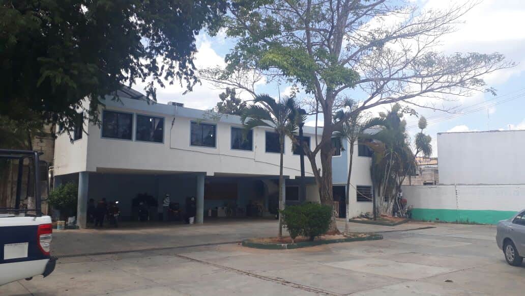 Cierran oficina de Obras Públicas para ir a protesta