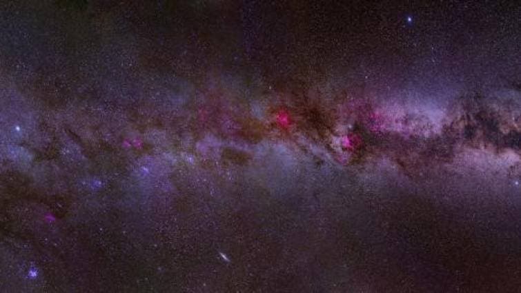 Obtienen foto panorámica de Vía Láctea sin telescopios profesionales