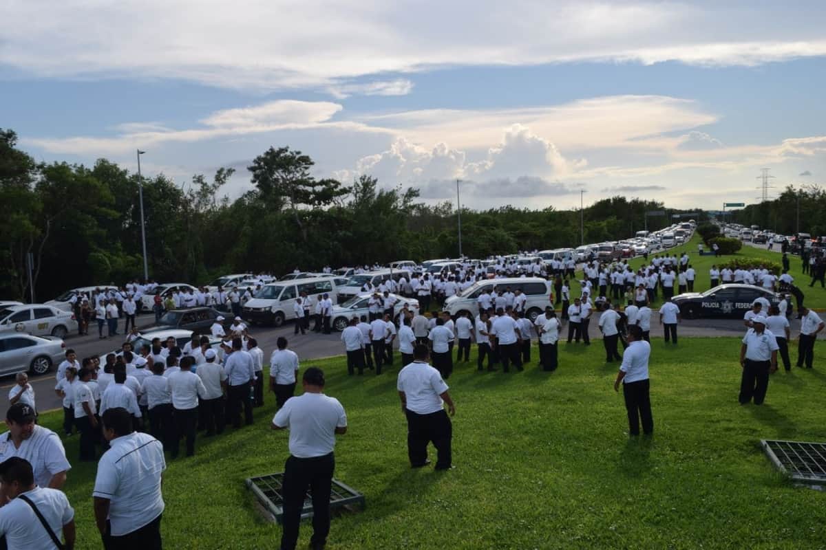 Taxistas "desquician" la zona hotelera