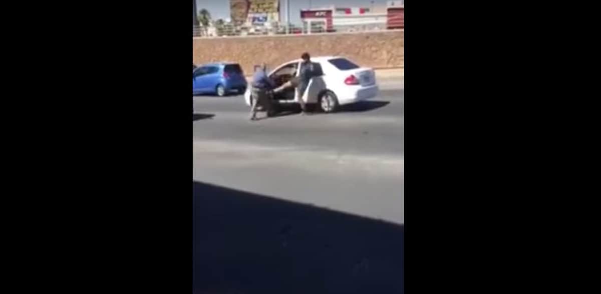 ¡Joven golpea brutalmente a adulto mayor en plena vía!