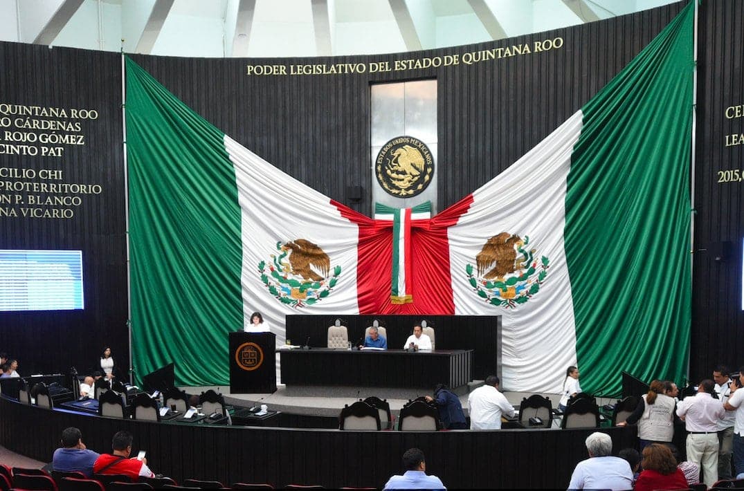 Uber pide que ya les dejen trabajar, taxistas reprueban medida