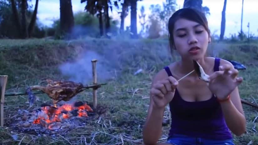 Quiso ser youtuber comiendo animales en peligro de extinción