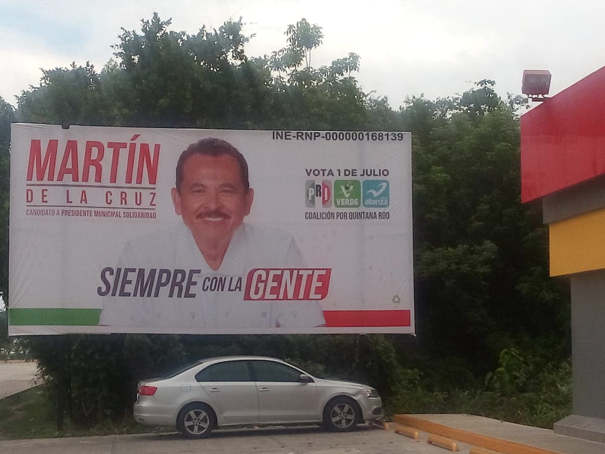 Martín de la Cruz cambia de espectaculares como si fuera de calcetines