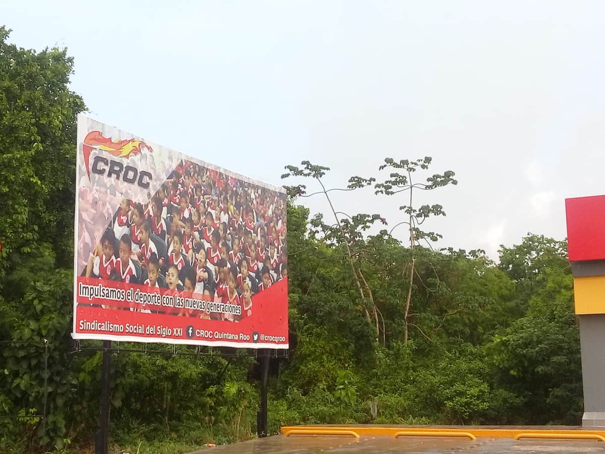 Dilapida Martín de la Cruz recursos en espectaculares de la CROC