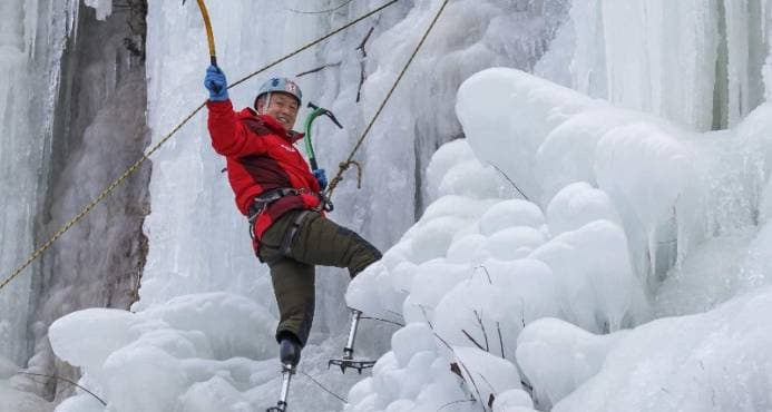 A sus 70 años y con las piernas amputadas conquistó el Everest