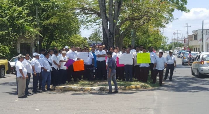 Taxistas protestan ante el Teqroo: No a la consulta