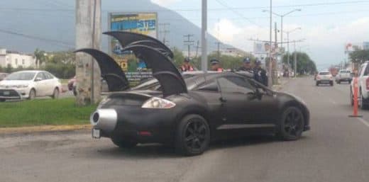 Batimóvil "se escapa" de multa de tránsito