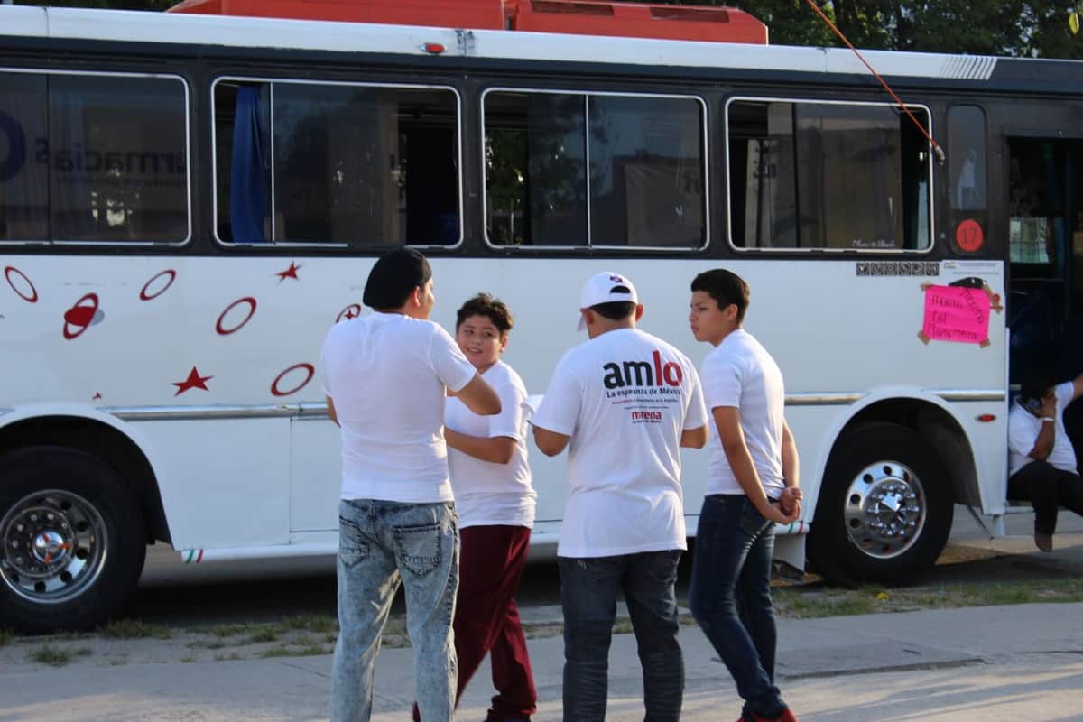 AMLO acarrea gente de Cancún y Playa del Carmen para su mitin