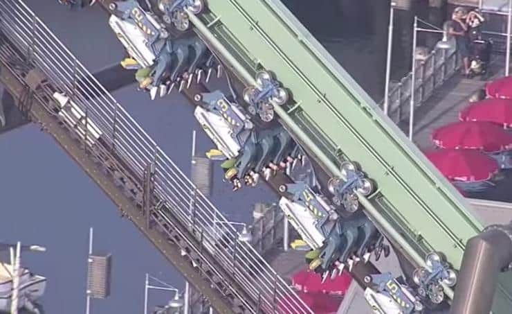 Se atasca montaña rusa y pasan horas boca abajo en la curva más alta