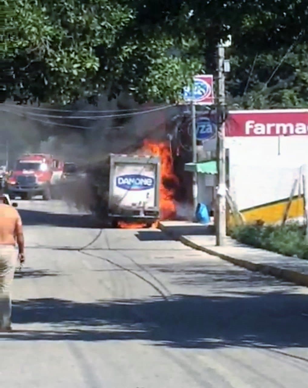 Se incendia camioneta distribuidora de yogurt