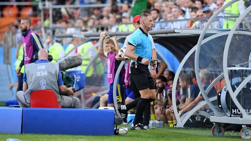 Con el polémico VAR, disminuyeron las expulsiones en el Mundial