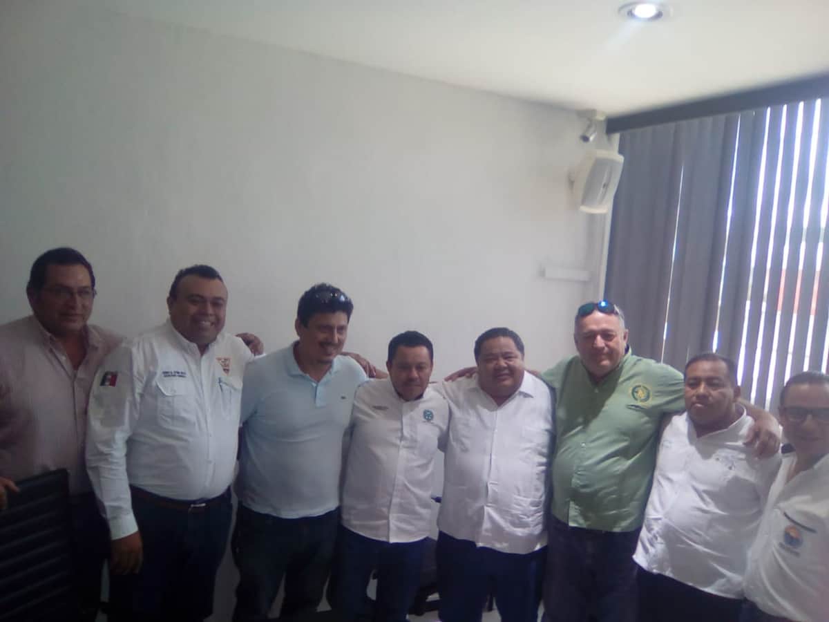 Taxistas se reúnen con diputados para discutir la Ley de Movilidad