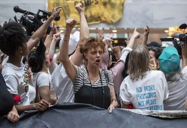 Actriz estadounidense es detenida por protestar contra Donald Trump