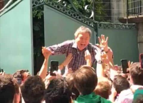 Cargan en hombros al embajador de Corea tras pase de México a octavos de final