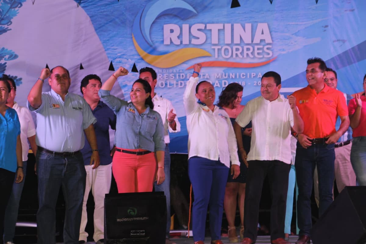 Fuerte convocatoria de Cristina Torres en su cierre de campaña: imágenes