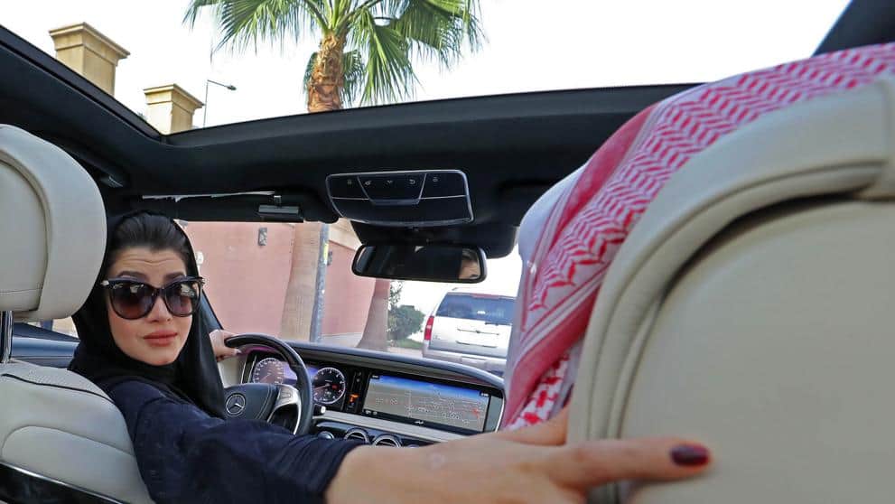 Levantan restricción a mujeres: ya pueden conducir en Arabia Saudita