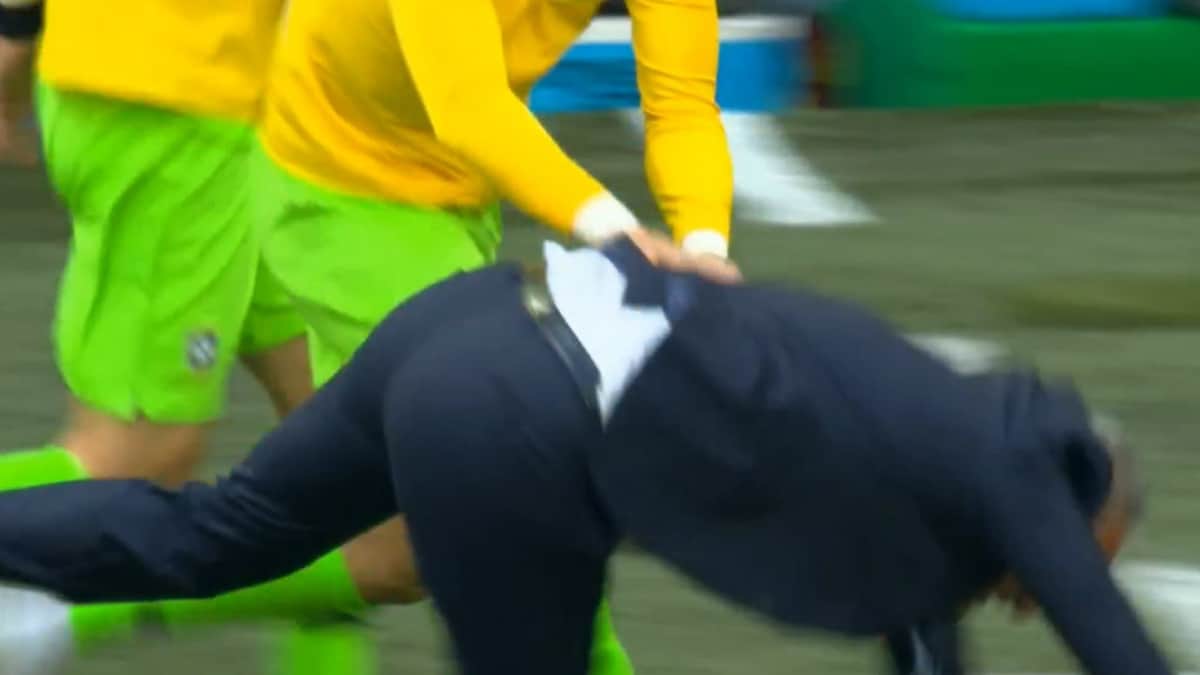 Director Técnico de Brasil cae tras festejar gol de Coutinho