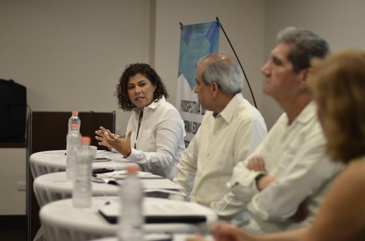 Participa Leslie Hendricks en foro sobre reforma educativa