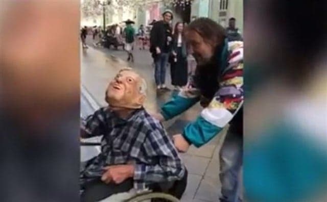 Mexicano que agredió a discapacitado ruso por máscara de AMLO se disculpa