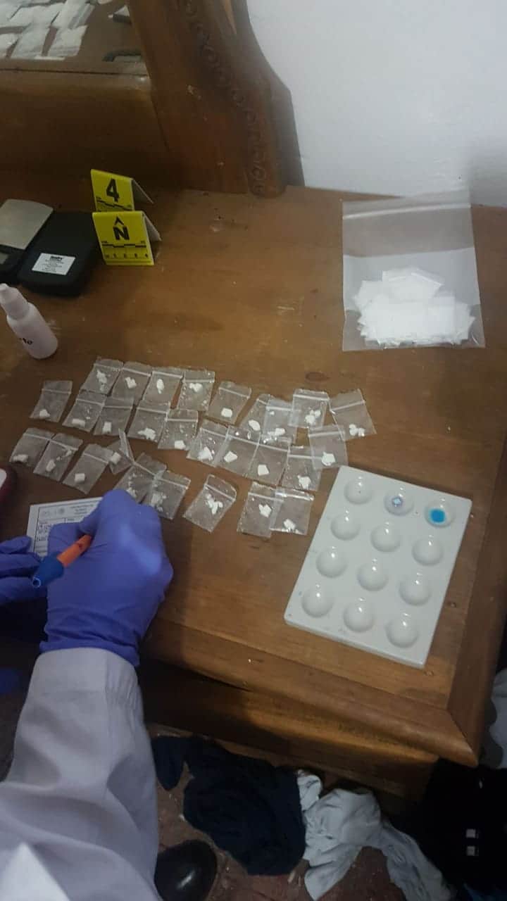 Detienen a matrimonio con “arsenal” de drogas en Corales