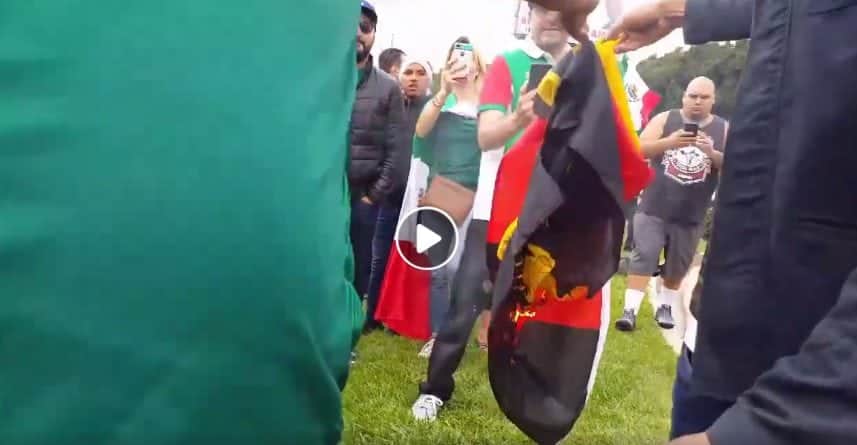 ¡De pena ajena! Aficionados mexicanos queman bandera alemana