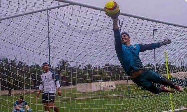 Gallos trabaja hasta bajo la lluvia
