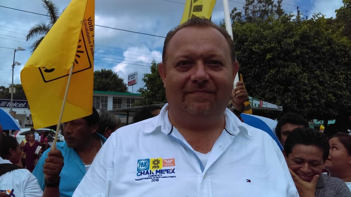 En plena campaña, José Esquivel reparte dinero entre autoridades locales de Carrillo Puerto