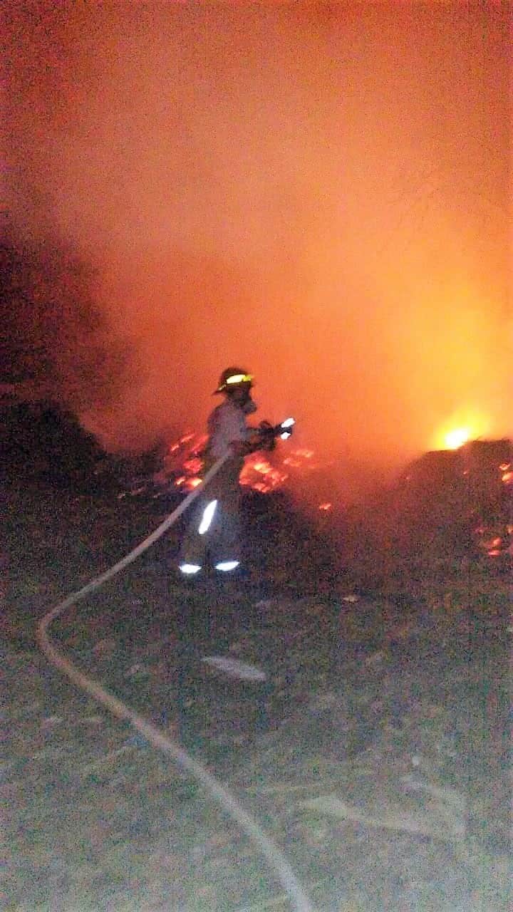 Sofocan bomberos quema de basura en Tulum