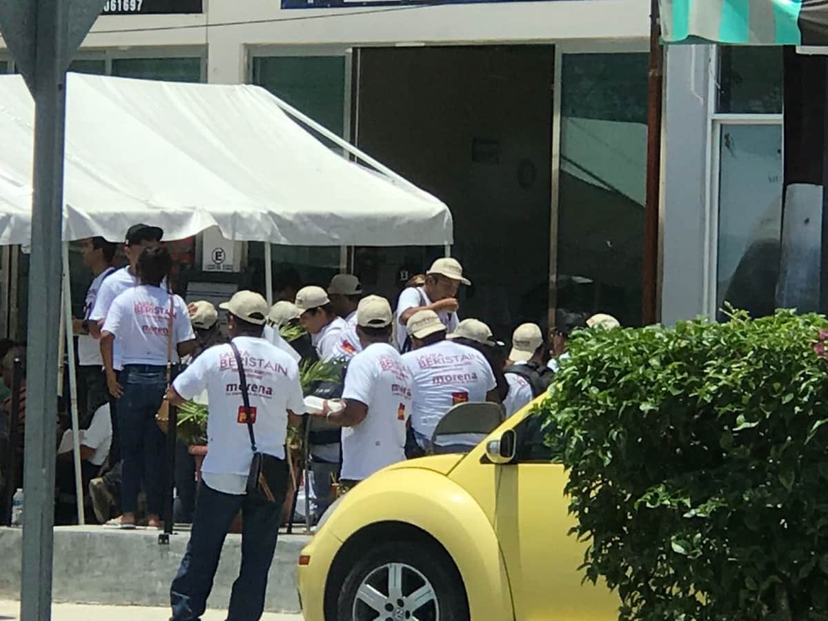 Compra Laura Beristain votos con tortas y tacos