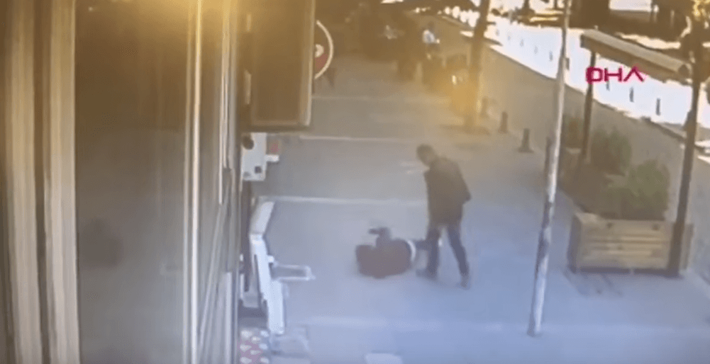 Descubre que mujer es violentada y noquea al agresor