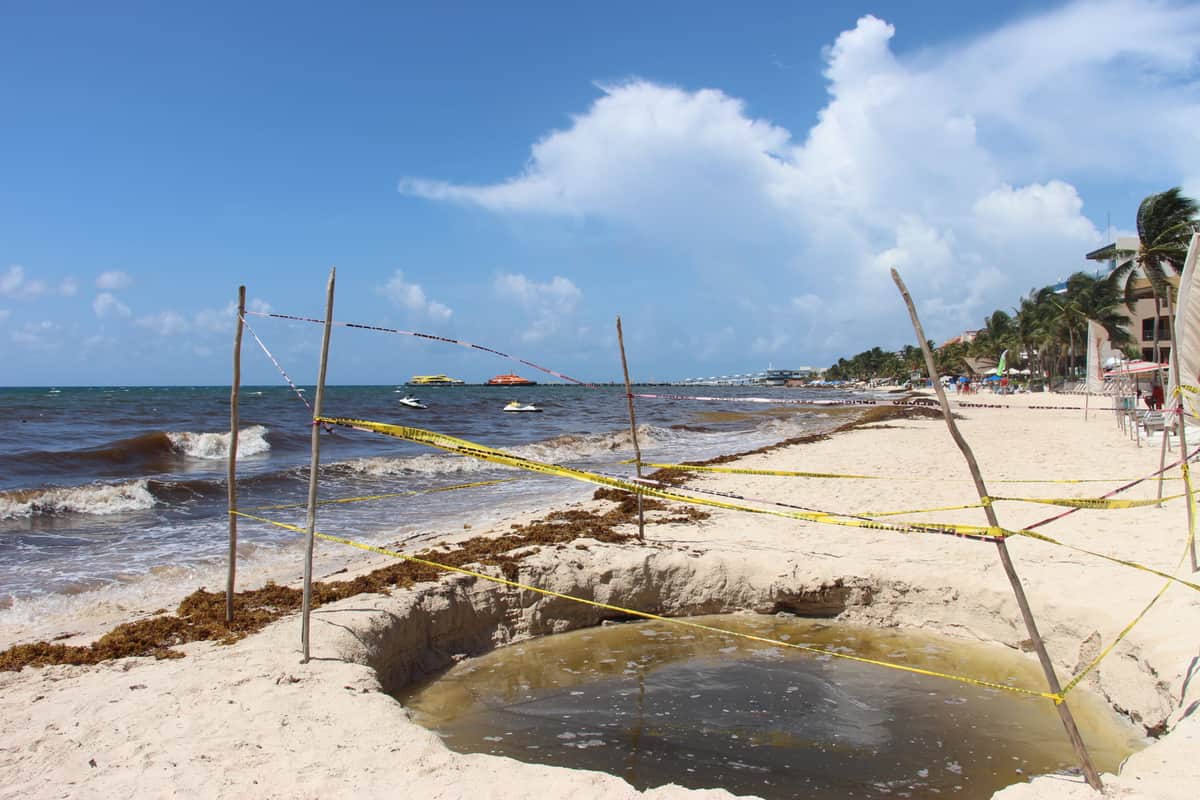 Socavón formado en la playa puede ser más profundo de lo calculado