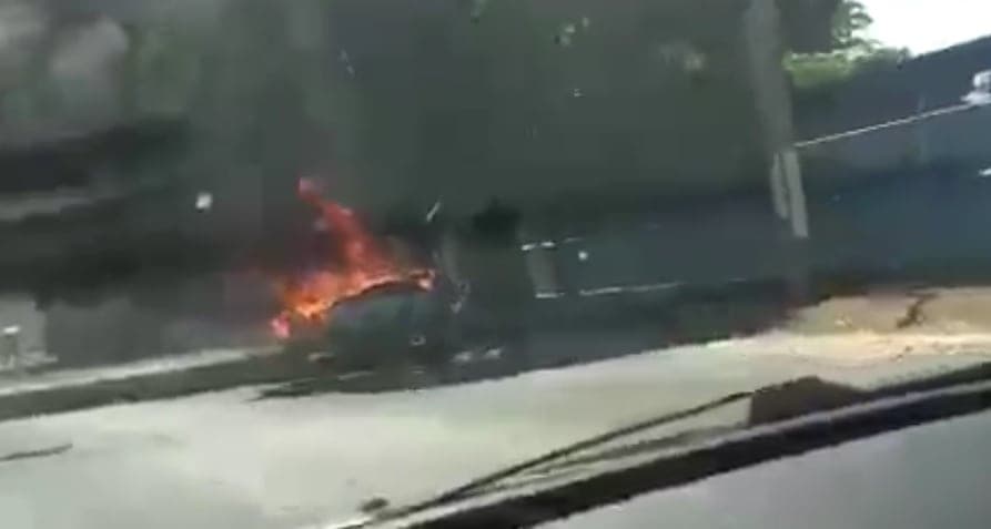 Arde automóvil en la avenida Nichupté