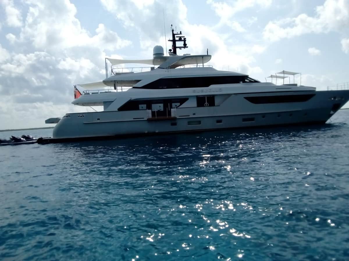 Lujoso yate ancló en el Parque Marino de Cozumel y daña un arrecife