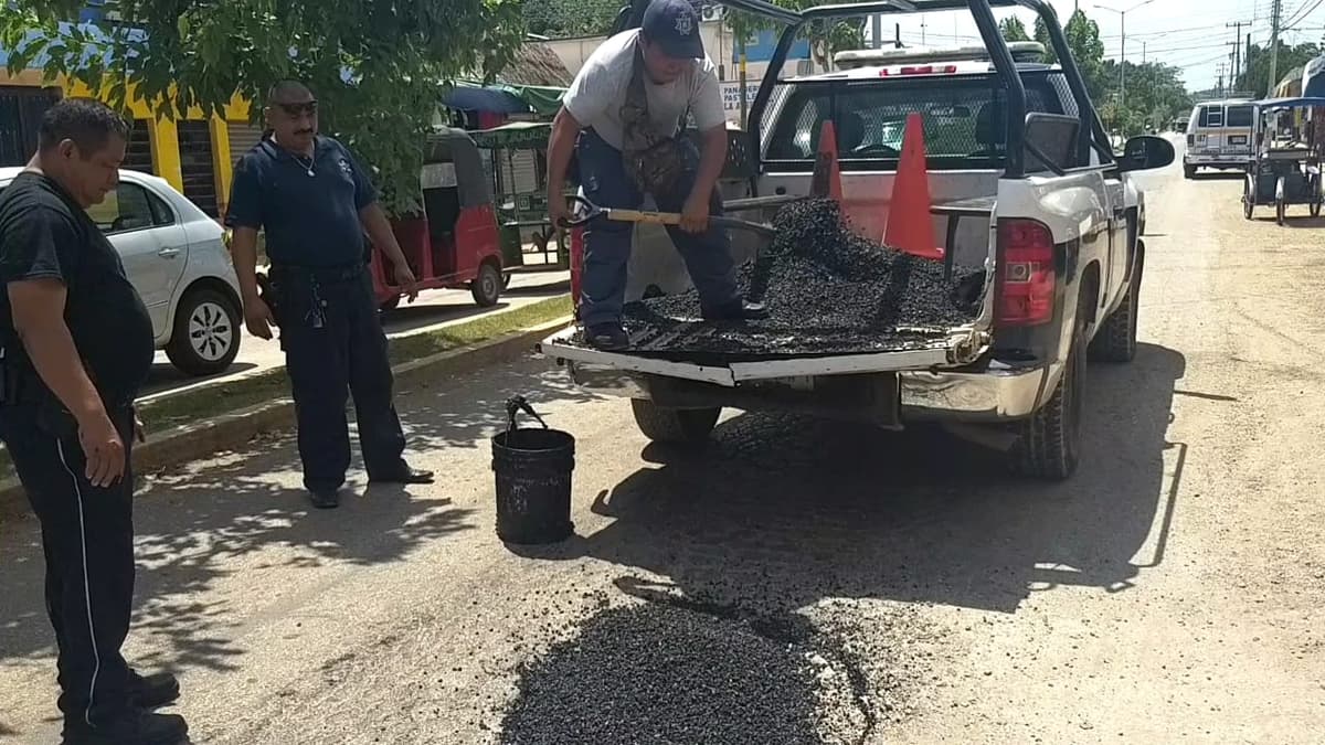 Policías de Tránsito hacen labor de bacheo en JMM