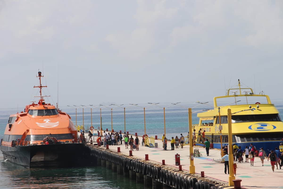 Fuerte afluencia turística en la Terminal Marítima de Playa del Carmen