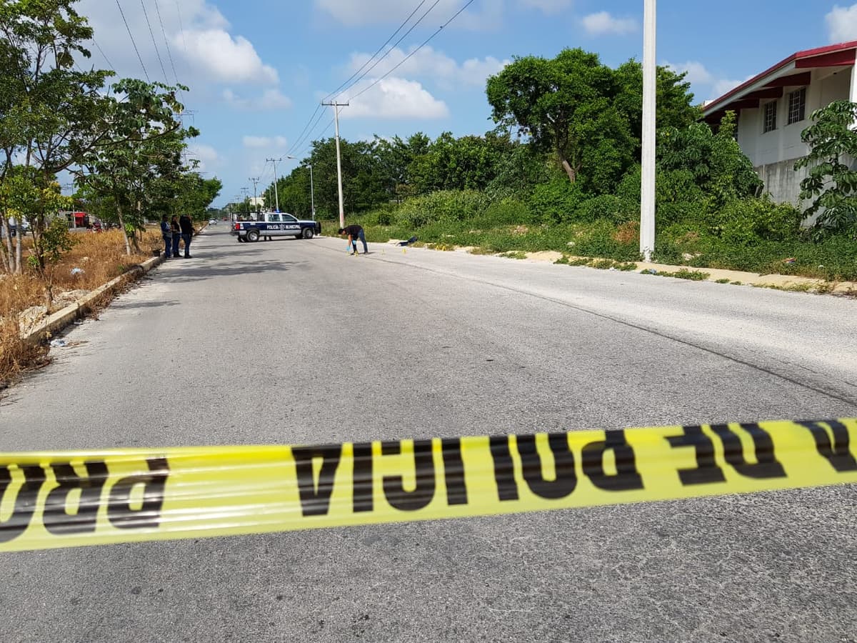 Asesinan a sujeto sobre la banqueta y huyen