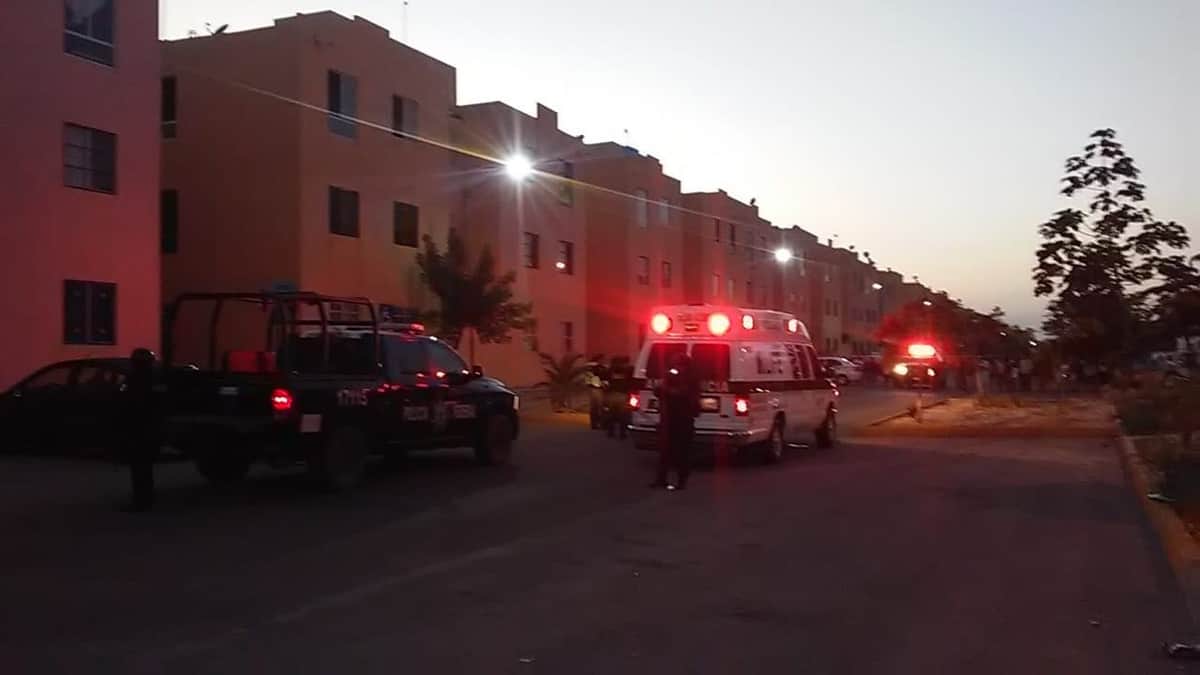 Ejecutan a hombre dentro de su auto, hay dos detenidos