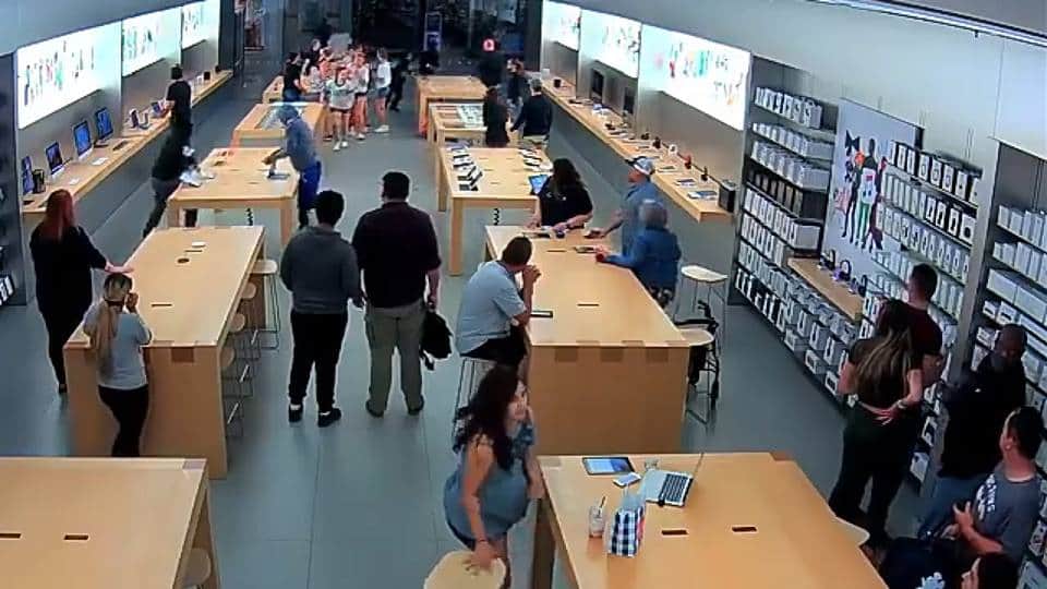 En 30 segundos roban medio millón de pesos a tienda Apple (Video)