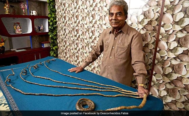 El hombre con las uñas más largas del mundo decide cortárselas, tras 66 años