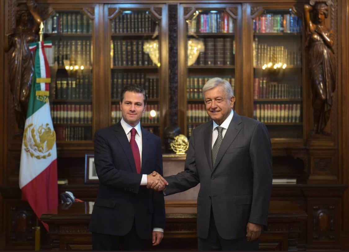 Peña Nieto dialoga con López Obrador en Palacio Nacional